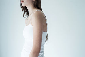 白い綿ブラキャミを着た女性【コットン ブラキャミ Ariel  by LINDRA | リンドラ】