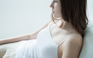 白い綿ブラキャミを着た女性【コットン ブラキャミ Ariel  by LINDRA | リンドラ】